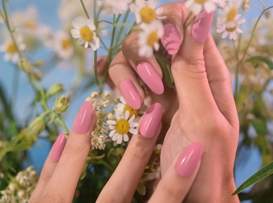 Få vårfølelsen på neglene: Trendfargene 2026